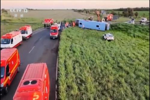 巴西東南部一大巴翻車 導致10人死亡