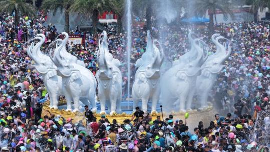 Water festival brings fun and tourists to Yunnan