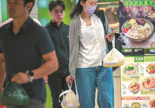 HK plastics ban receives mixed response