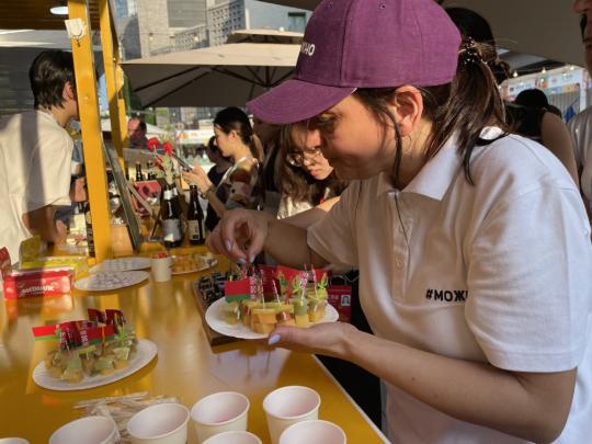 Chongqing promotes friendship through global cuisine