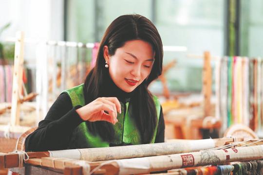 Traditional embroidery draws cross-Strait ties closer