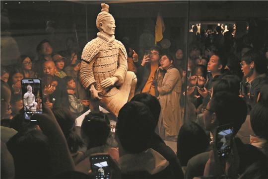 Tour guide captivates visitors with Shaanxi charm