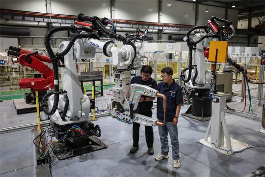 China's manufacturing PMI remains flat, non-manufacturing down in June