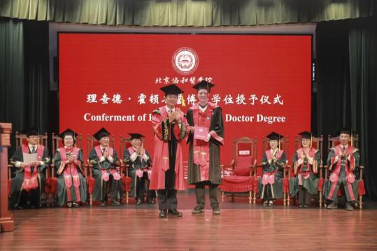Peking Union Medical College awards Lancet's editor honorary doctorate