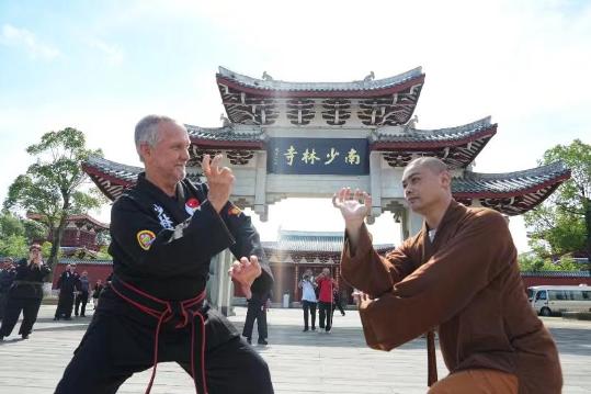U.S. Shaolin kung fu practitioners visit Fujian temple