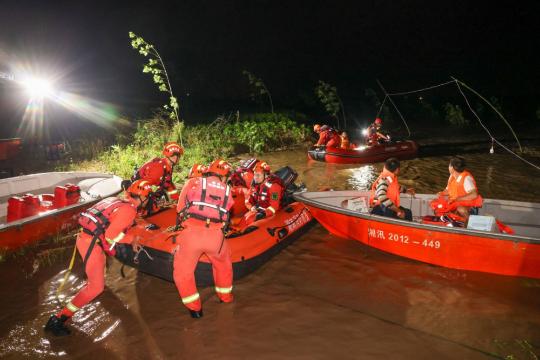 5,755 evacuated after dike breach in Dongting Lake