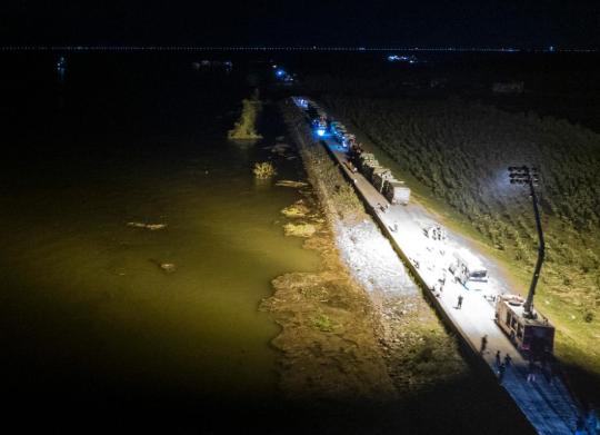 Rescuers race to close breach at China's second-largest freshwater lake
