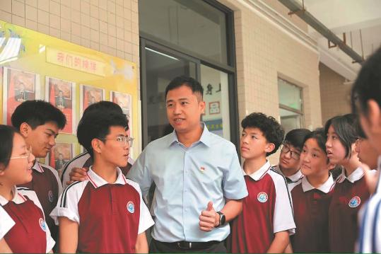 Zhuhai teacher goes extra mile for Xizang students