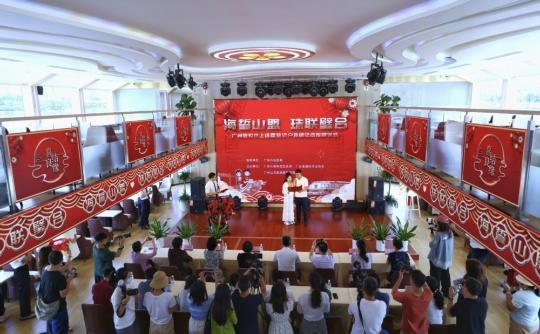 Cruise ship for marriage registration sets sail from Guangzhou