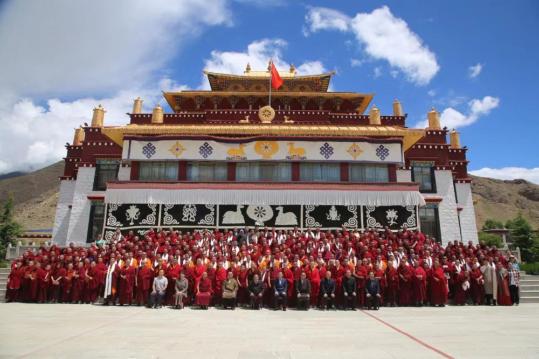 Students graduate from Xizang Buddhism University