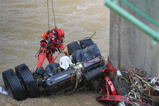 All-out rescue, relief efforts urged after bridge collapse