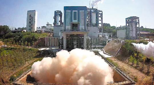 Rocket engine for lunar mission completes test