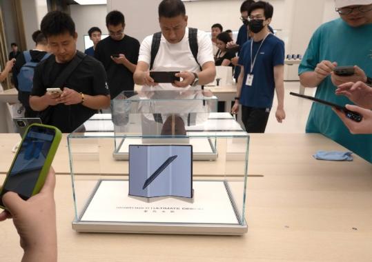 New Apple, Huawei phones create buzz