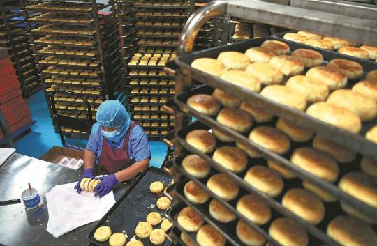 Mooncake-making village ramps up production ahead of festival