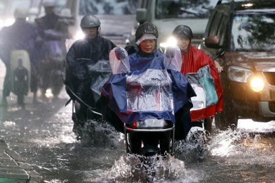 Typhoon Pulasan drenches Shanghai