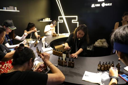 Fragrance biz in China gives off sweet scent