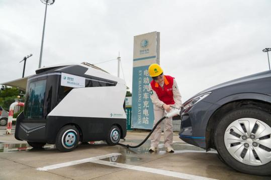 Intelligent mobile charging robots prepare for National Day rush