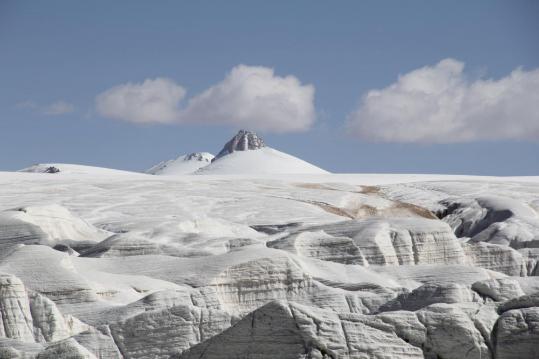 Scientists extract longest ice core in Xizang