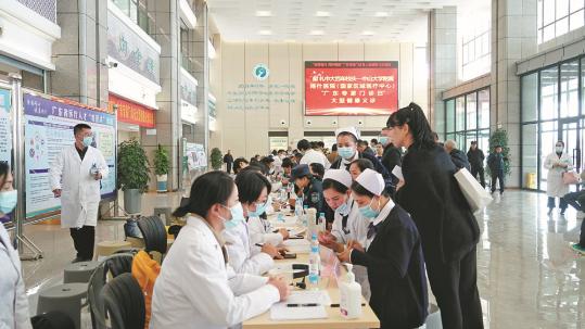 Guangdong medical experts treat patients in Xinjiang