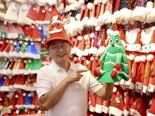 Evolving purchase of Yiwu's Xmas merchandise