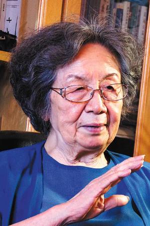 Doyenne of Chinese poetry dies at 100