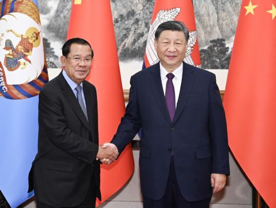 Xi holds talks with Cambodia's senate president Hun Sen