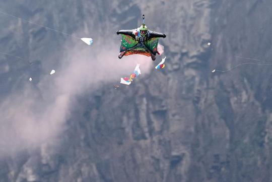 Daredevils descend on Zhangjiajie's iconic peaks