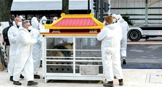 Belgian zoo visitors bid fond farewell to panda trio