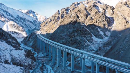 World's longest expressway tunnel built in Xinjiang