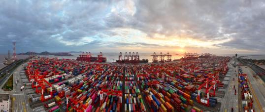 Shanghai Port sets global container handling record