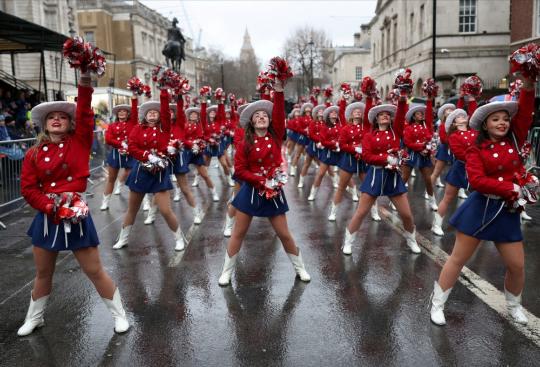 Chinese dragons, lions light up London's New Year's Parade