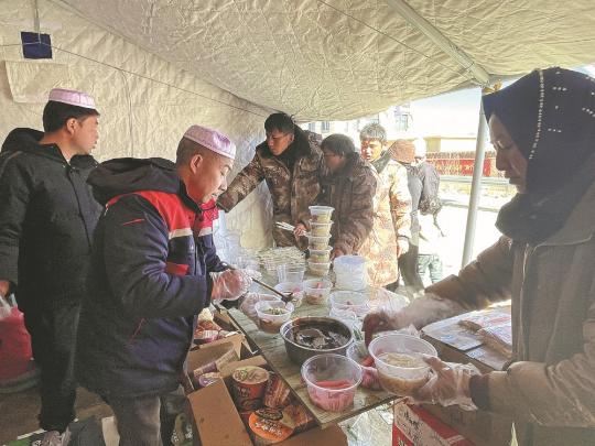 Shopkeeper, medics aid quake victims