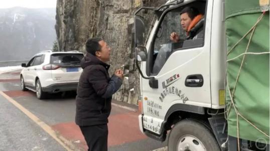 Chongqing native lauded for helping truck driver on mountain road