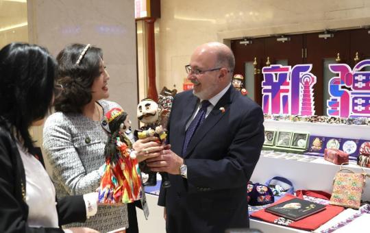 Foreign envoys laud progress of Xinjiang