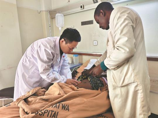 Chinese surgeon gives expertise to Zimbabwe healthcare workers