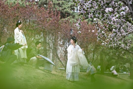 China's consumption booms during Qingming Festival