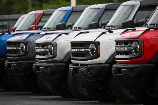 U.S. considers pausing auto tariffs