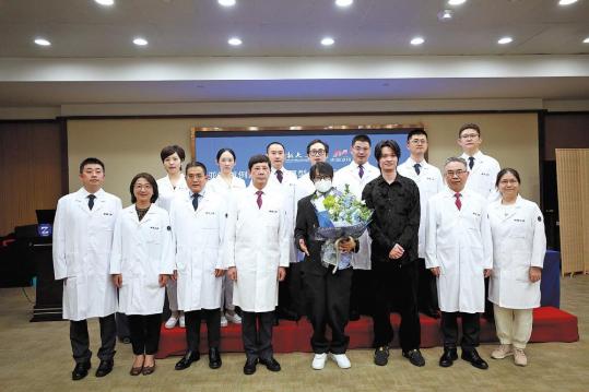 Taiwan singer keeps fighting after life-saving surgery in Hangzhou