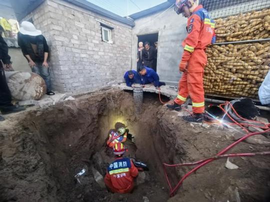 Firefighters rescue 2-year-old from septic tank in Ningxia