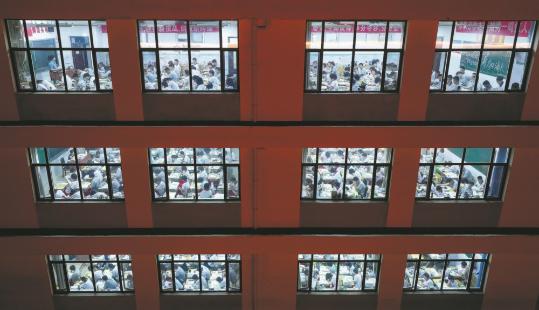 Pressure of gaokao success looms over students' new weekend freedom