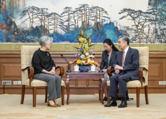 China firmly opposes U.S.' chip industry blockade, urges dialogue