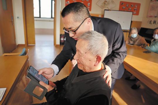 AI gives golden opportunities to silver-haired seniors