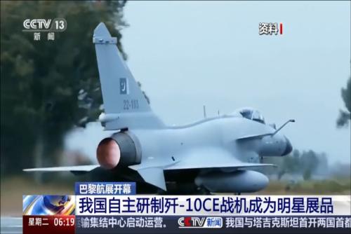 我国自主研制歼-10CE战机成为明星展品