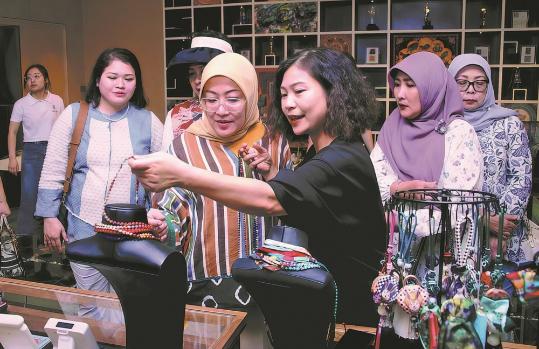 Artist uses silk skills to strengthen global ties