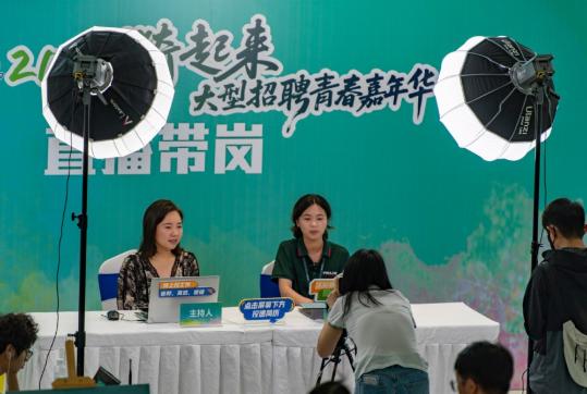 Tech firms ramp up AI talent recruitment