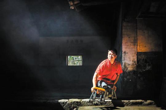 Legless shoemaker's video wins hearts