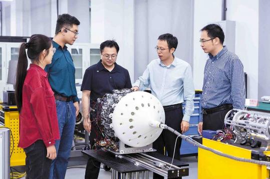 Snake-like, miniature robots redefine limits of engineering
