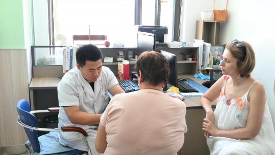 Russian patients embrace Chinese therapies at border hospital