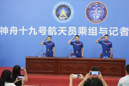 Crew of Shenzhou XIX mission awarded for service