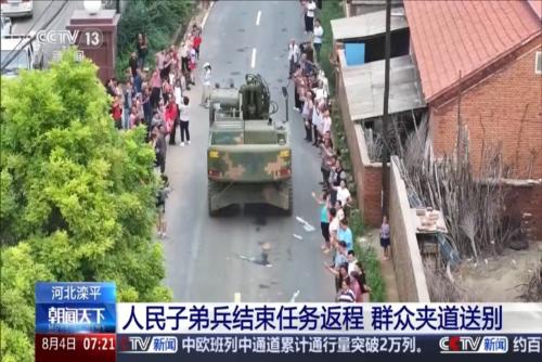河北滦平：人民子弟兵结束任务返程 群众夹道送别